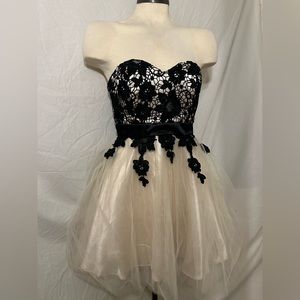 Deb cream and black formal dress, Size 5/6